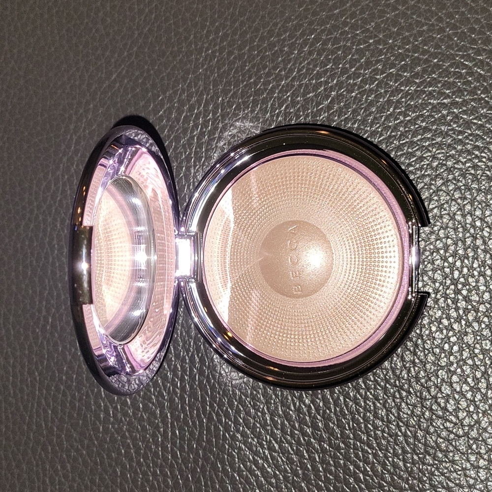 BECCA Pearl Glow Luster Glow Powder - Pure Pearl (photos w & w/o flash)